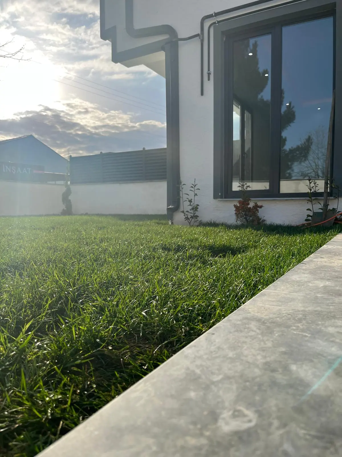 Okul ve Markete Komşu, Denize Yakın, Peyzajlı Köşe Parsel 3+1 Villa