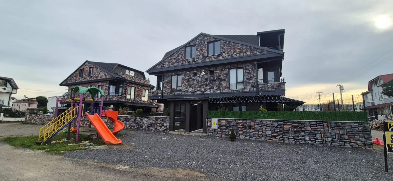 Denize Adımlar Mesafesinde, Villa Konforunda Lüks 3+1 – Merkezi Lokasyon