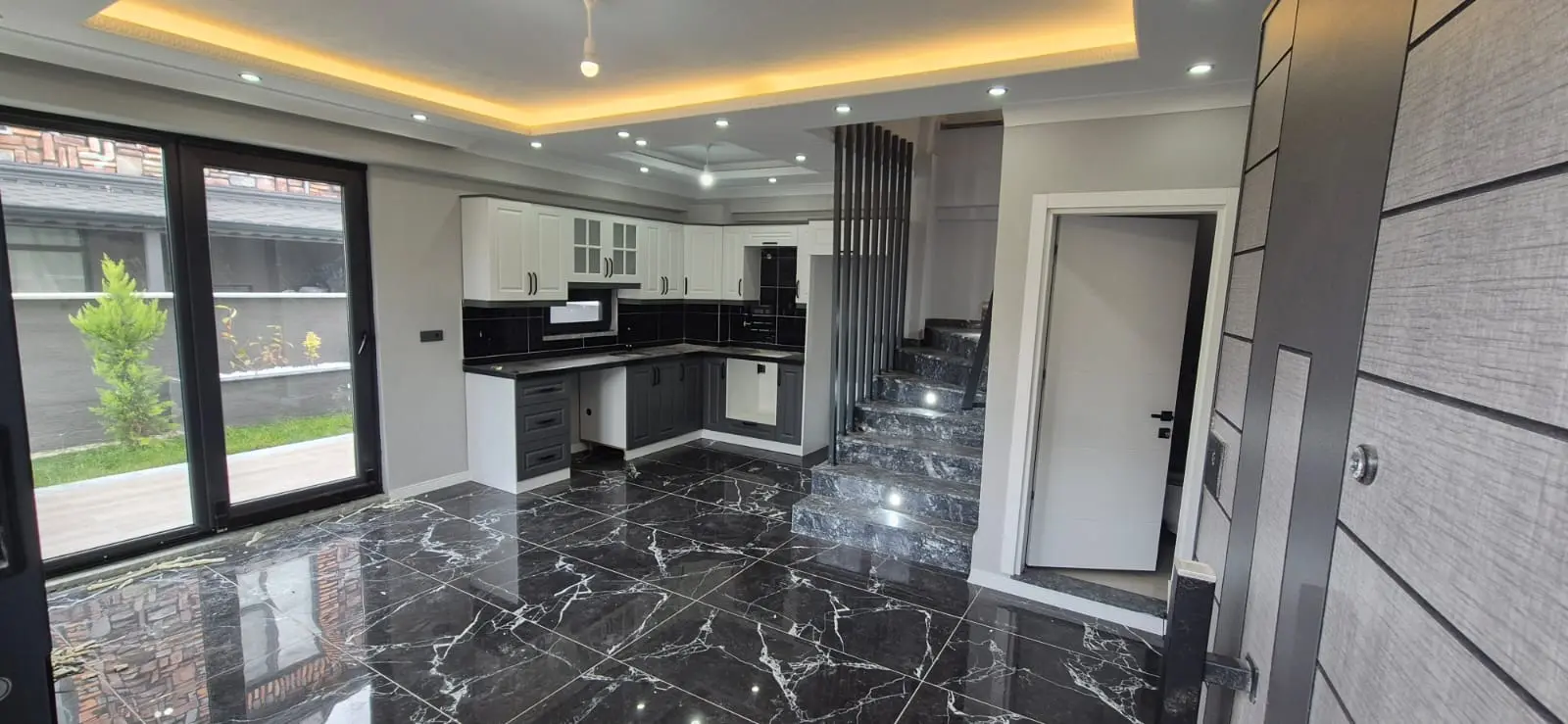 Denize Adımlar Mesafesinde, Villa Konforunda Lüks 3+1 – Merkezi Lokasyon