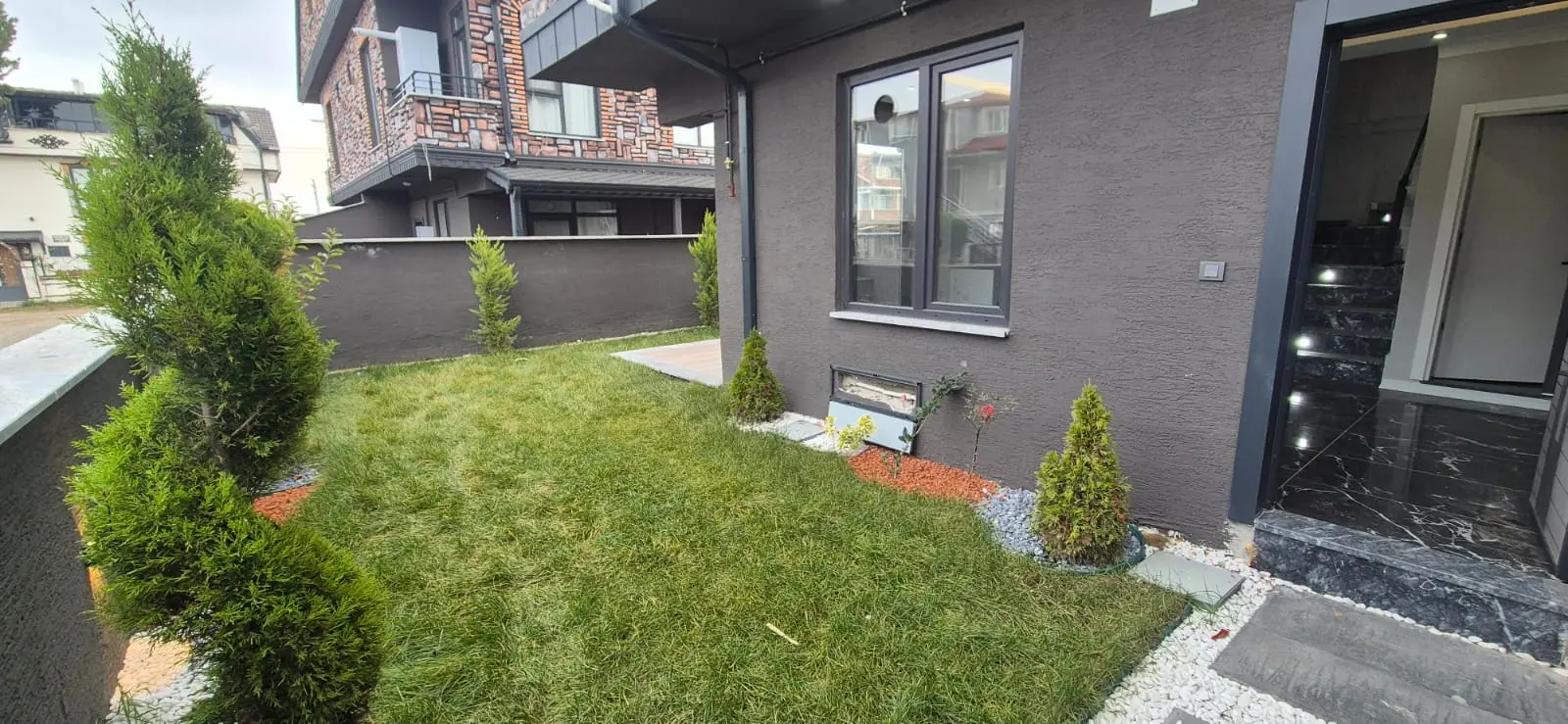 Denize Adımlar Mesafesinde, Villa Konforunda Lüks 3+1 – Merkezi Lokasyon