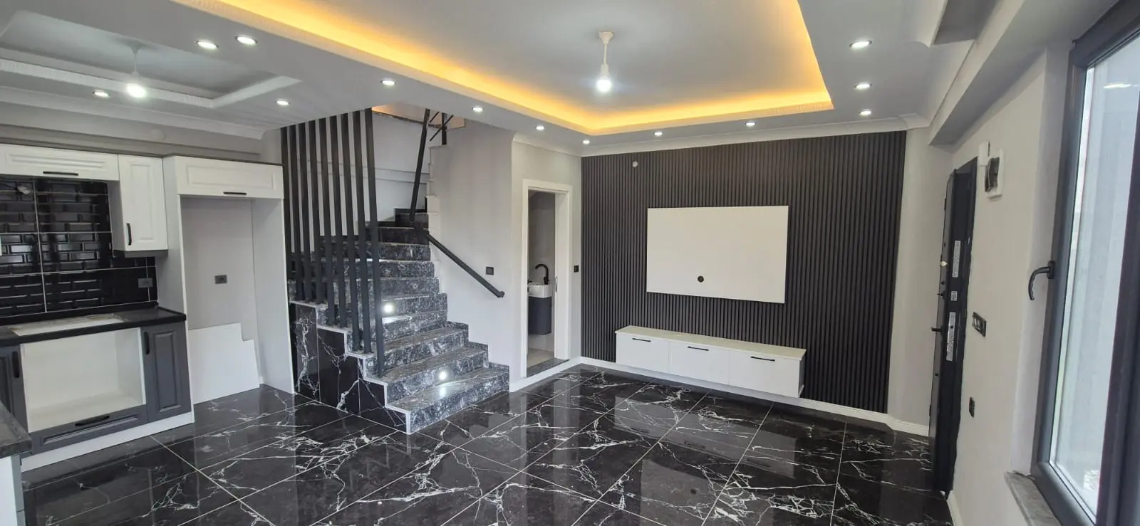 Denize Adımlar Mesafesinde, Villa Konforunda Lüks 3+1 – Merkezi Lokasyon