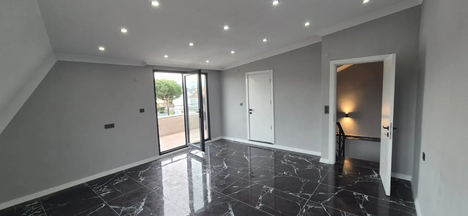 Denize Adımlar Mesafesinde, Villa Konforunda Lüks 3+1 – Merkezi Lokasyon